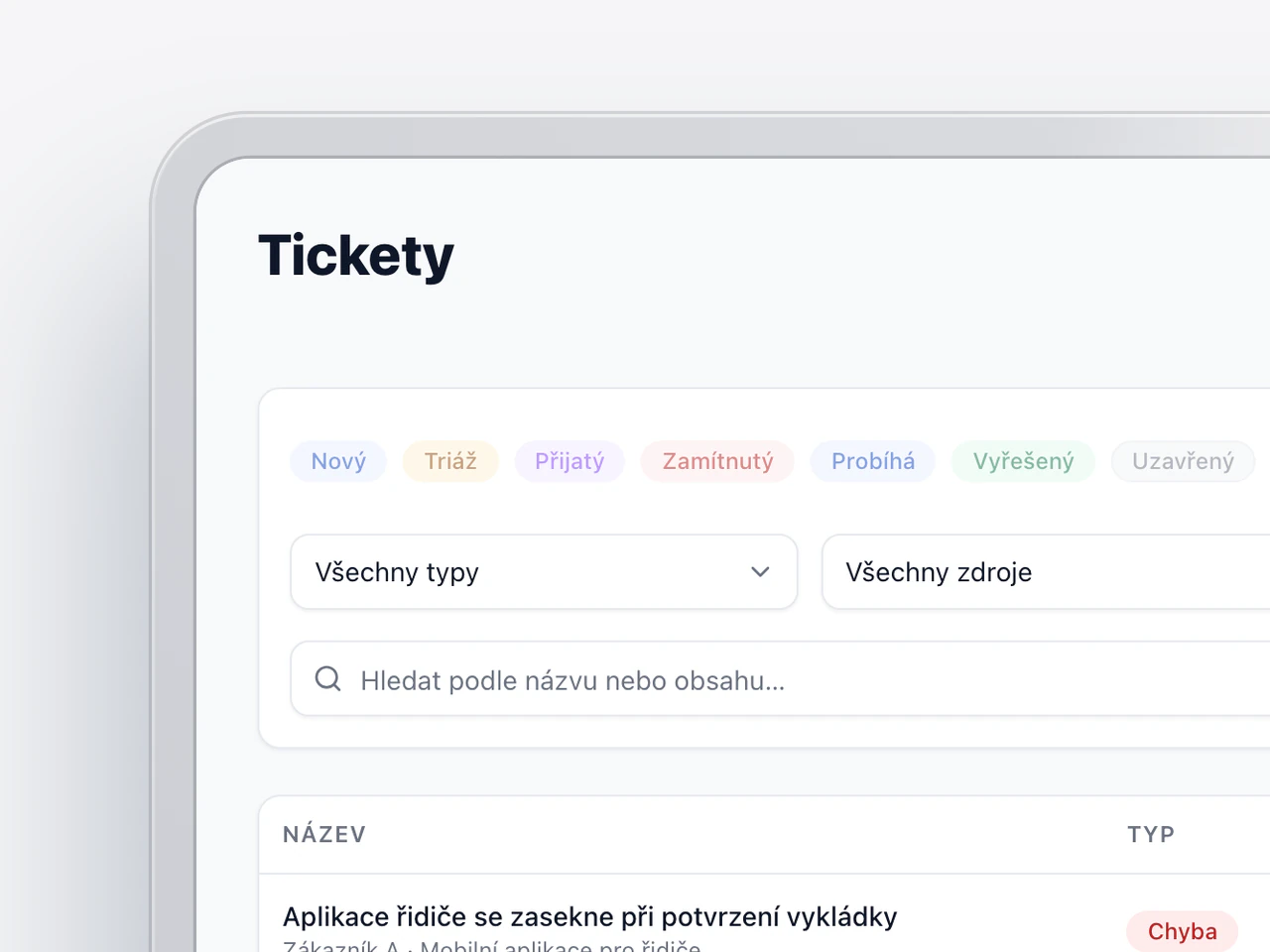 Fronta tiketů v konzoli Cognera Helpdesk, u každého typ, stav a priorita.